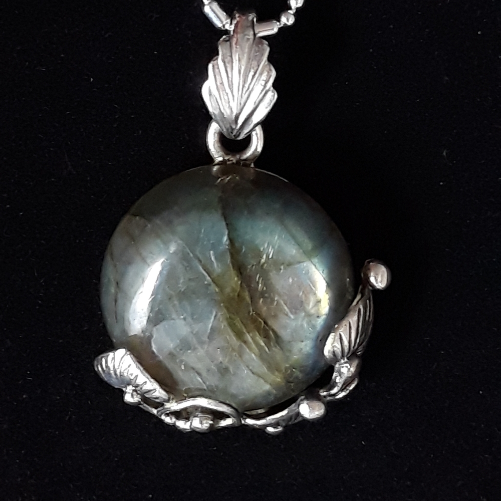 Spectrolite Labradorite Pendant - Picture 2 of 9